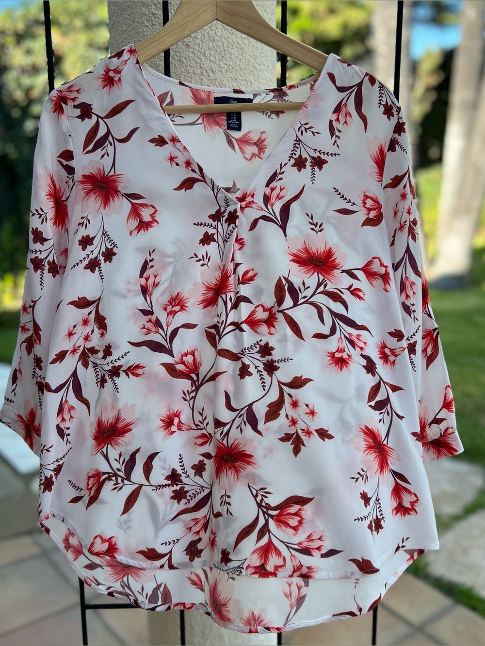 GAP Floral V-Neck Blouse 3/4 Sleeve Lightweight, Airy, Flowy Top, Size Medium